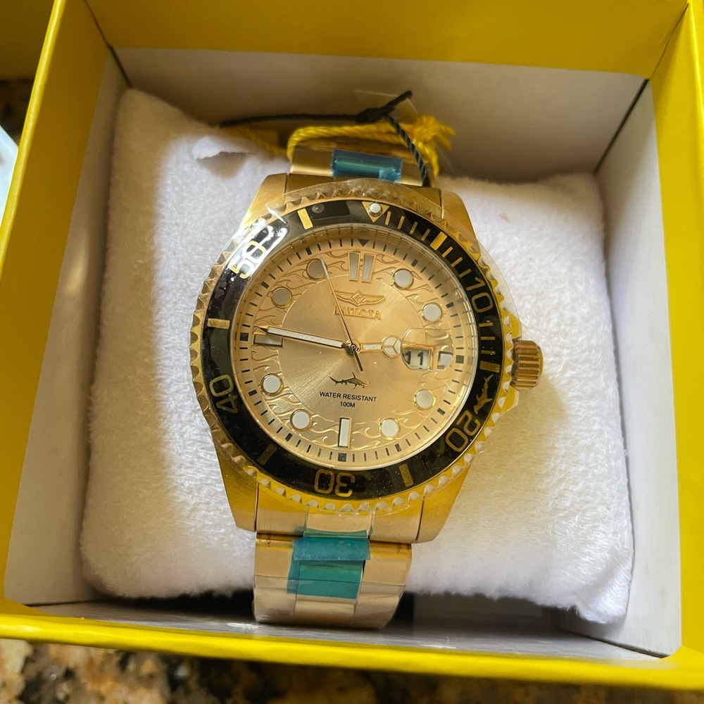 NIB Gift Worthy Men’s Invicta Gold Divers Watch -Water Resistant to 100 Meters